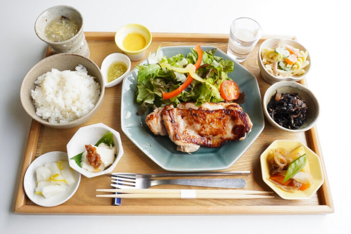 麹で漬け込んだグリルチキン（２種類のお味からお選びいただけます。）